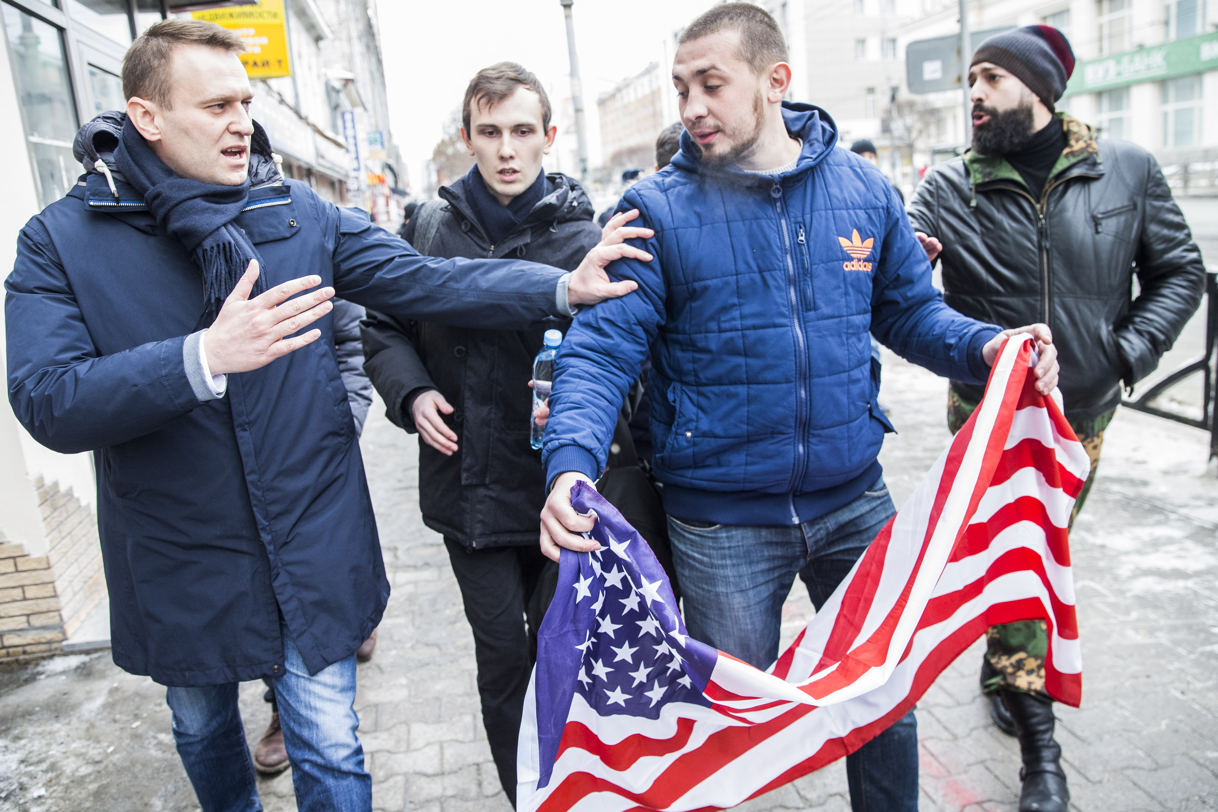 Официальные провокаторы. Навальный 2020. Навальный с американским флагом.