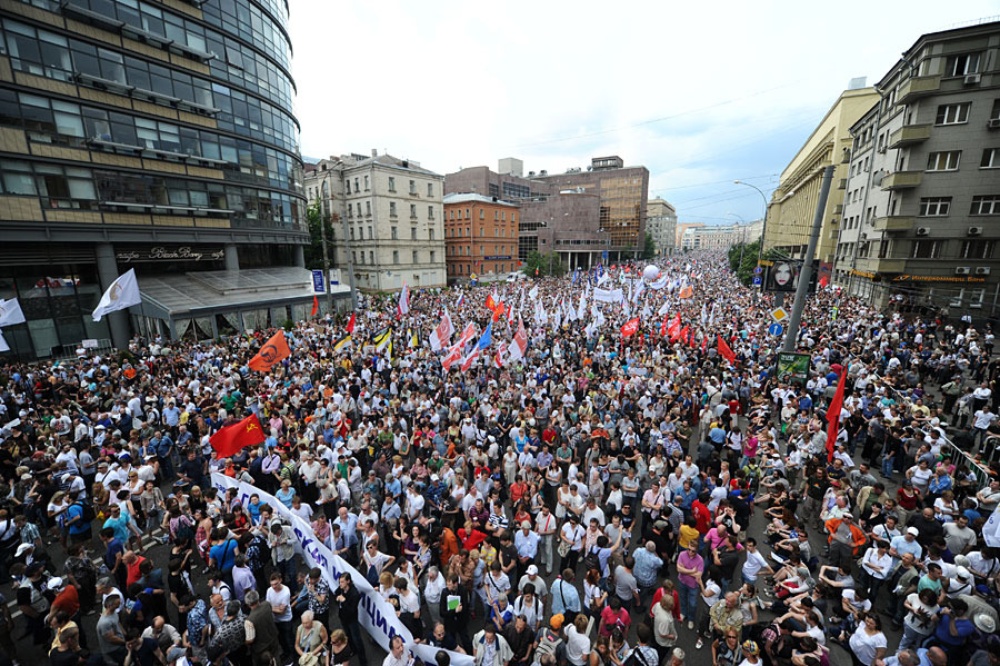 3 июня 2012. Марш миллионов в Москве 2012. Толпа людей на площади. Куча народу на площади. Миллион человек на площади.