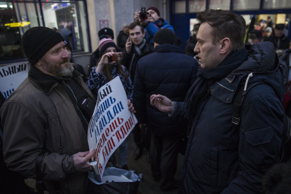Навальный спасает Медведева, Навальный едет в Магадан - фото 1